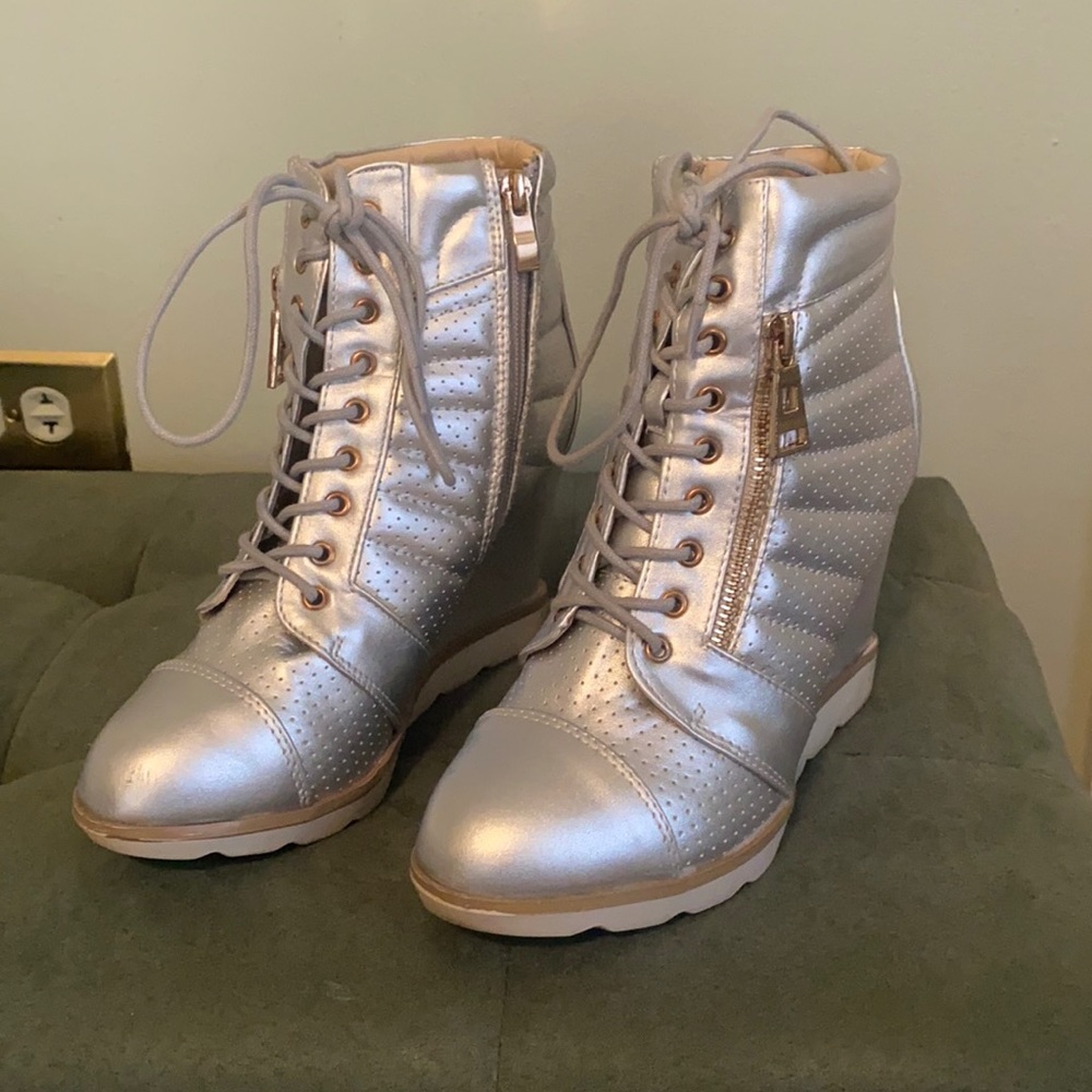 Size 8 Bella Marie Silver Heel Sneaker